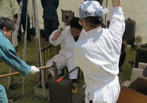 古式鍛錬（伝統的な火づくり・鍛造）の実演