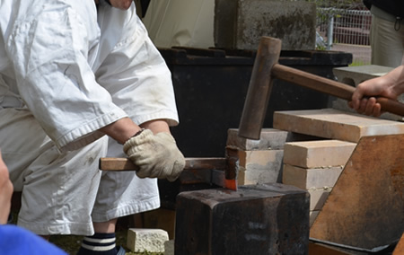 古式鍛錬（伝統的な火づくり・鍛造）の実演